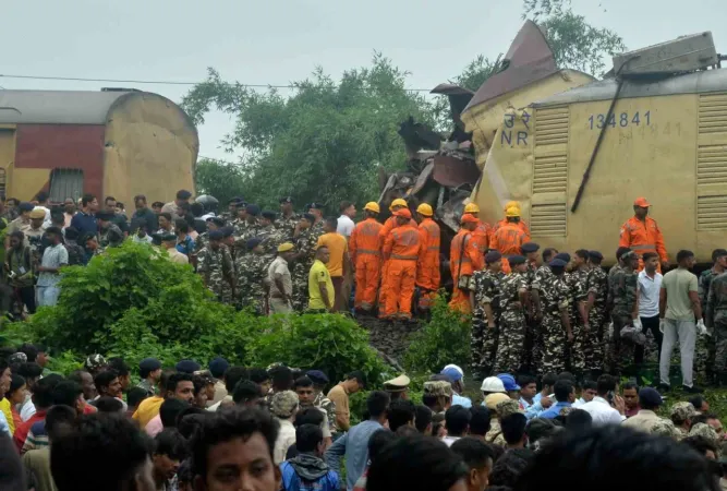 Hindistan’da tren kazası.. 3 vagon raydan çıktı.. 8 ölü, 60'tan fazla yaralı var