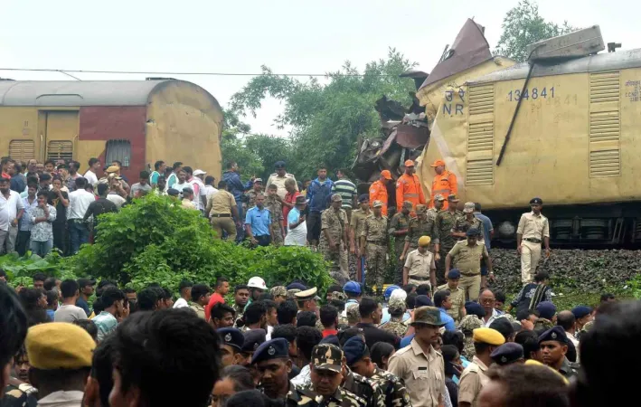 Hindistan’da tren kazası.. 3 vagon raydan çıktı.. 8 ölü, 60'tan fazla yaralı var