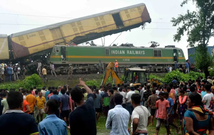 Hindistan’da tren kazası.. 3 vagon raydan çıktı.. 8 ölü, 60'tan fazla yaralı var