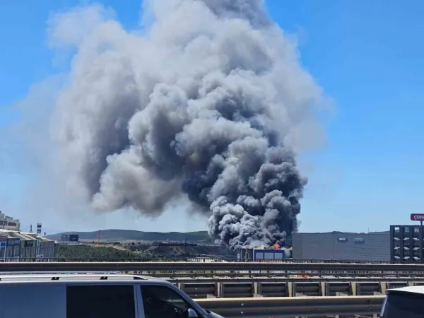 Gebze'de korkunç fabrika yangını.. Dumanlar gökyüzü kapladı..