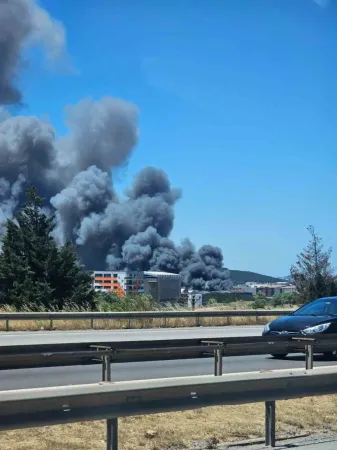 Gebze'de korkunç fabrika yangını.. Dumanlar gökyüzü kapladı..