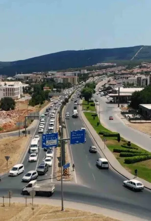 Kilometrelerce araç kuyruğu.. Tatilcilerin dönüş çilesi başladı..