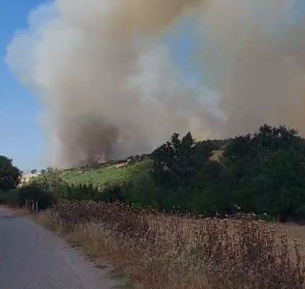 SON DAKİKA Balıkesir'de arazi yangını.. Ekipler Havadan ve karadan müdahale ediyor..