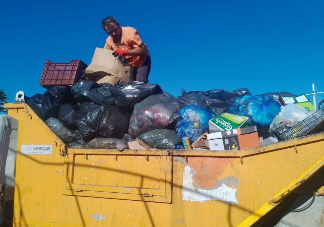 Ayvalık’ta Belediye ekipleri 4 günde 4 bin ton çöp topladı