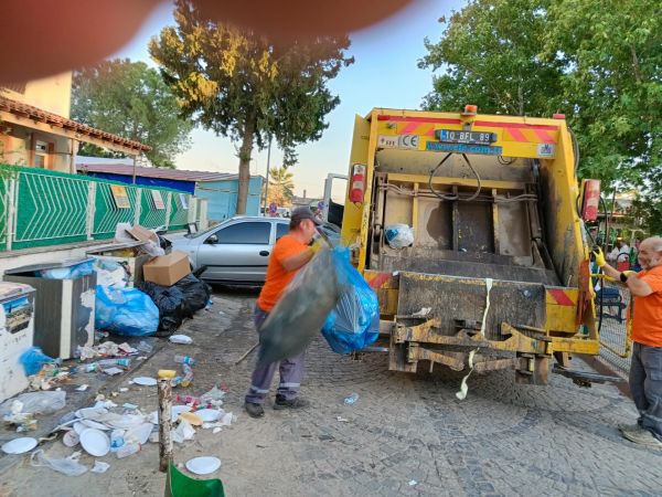 Ayvalık’ta Belediye ekipleri 4 günde 4 bin ton çöp topladı