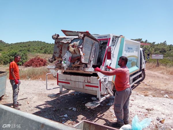 Ayvalık’ta Belediye ekipleri 4 günde 4 bin ton çöp topladı