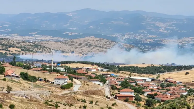 Balıkesir'de arazi yangını, yerleşim yerlerini tehdit ediyor.. Havadan ve karadan çalışmalar yoğunlaştırıldı..