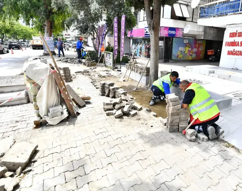 İzmir’de kaldırımlar yenileniyor