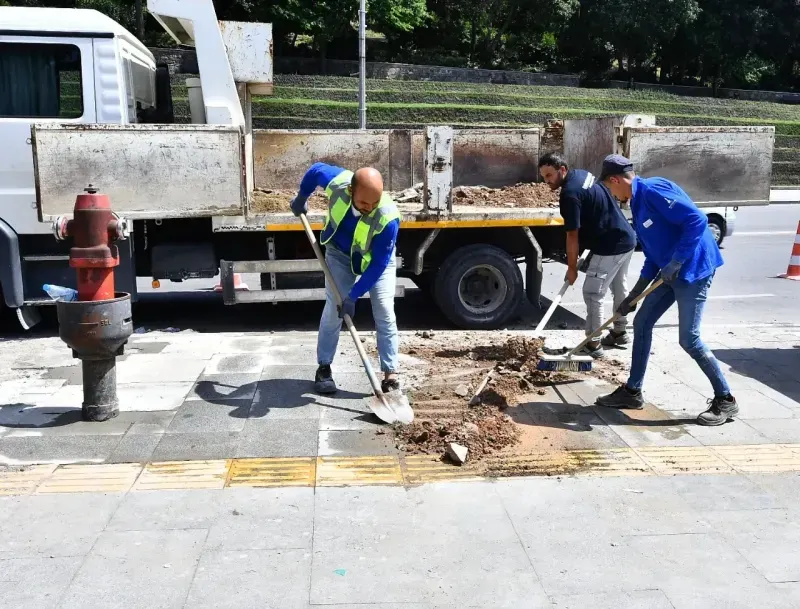 İzmir’de kaldırımlar yenileniyor