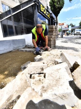 İzmir’de kaldırımlar yenileniyor