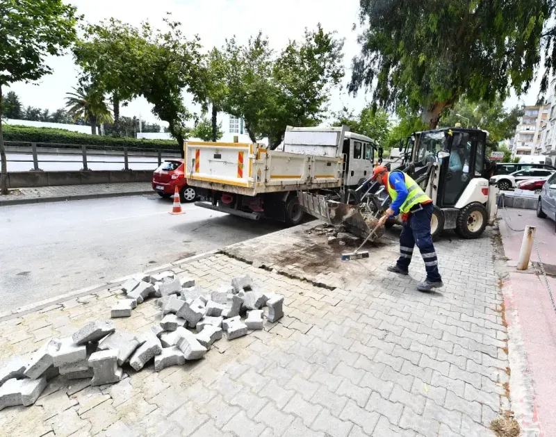 İzmir’de kaldırımlar yenileniyor