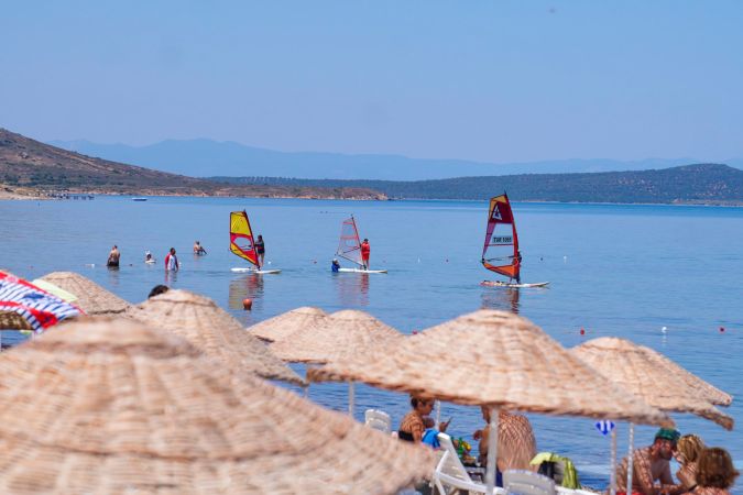 Ayvalık’ta göndere mavi bayrak çekildi 