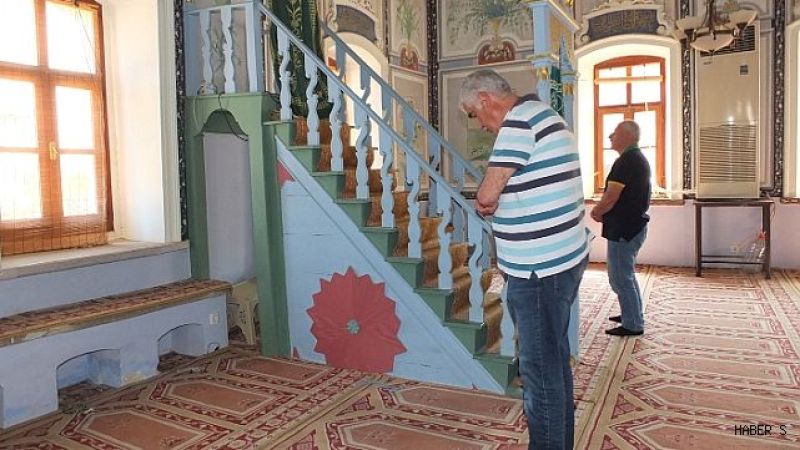 Balıkesir’de resimli cami yoğun ilgi gördü