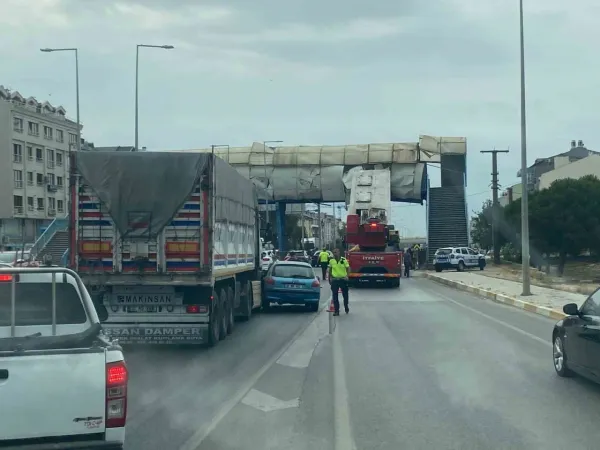 Dorsesi açık kamyon üst geçide böyle vurdu.. Olayı gören Balıkesirliler gözlerine inanamadı..