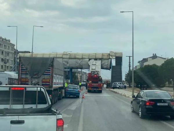 Dorsesi açık kamyon üst geçide böyle vurdu.. Olayı gören Balıkesirliler gözlerine inanamadı..