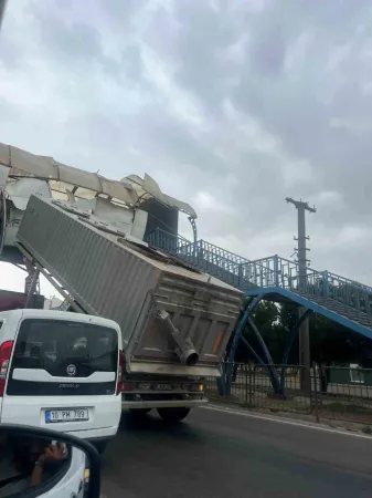 Dorsesi açık kamyon üst geçide böyle vurdu.. Olayı gören Balıkesirliler gözlerine inanamadı..