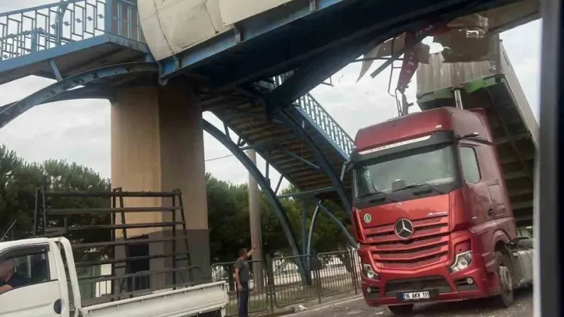 Dorsesi açık kamyon üst geçide böyle vurdu.. Olayı gören Balıkesirliler gözlerine inanamadı..