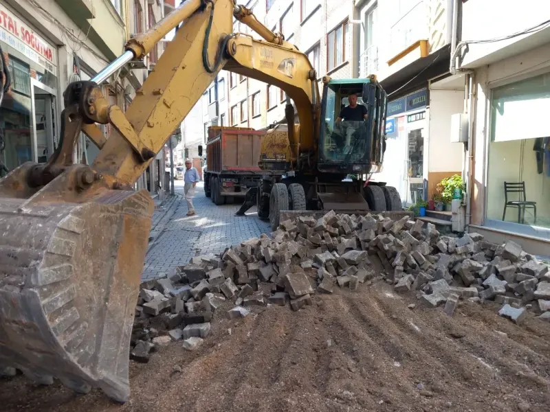 Malkoç Mahallesi'nde parke taşı yenileme çalışmaları başladı