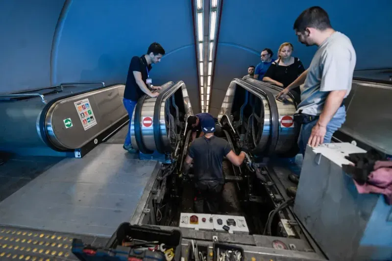 Büyükşehir’den Üçyol Metro İstasyonu’ndaki yürüyen merdivenlere detaylı kontrol ve inceleme