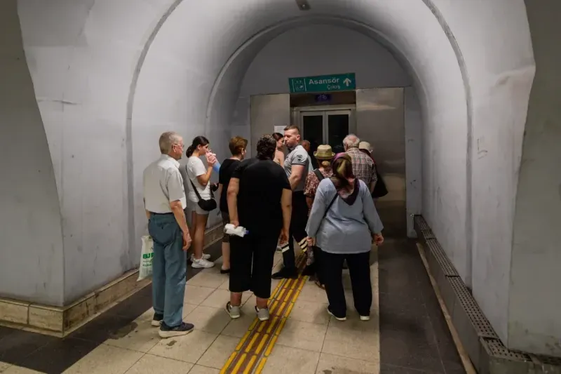 Büyükşehir’den Üçyol Metro İstasyonu’ndaki yürüyen merdivenlere detaylı kontrol ve inceleme