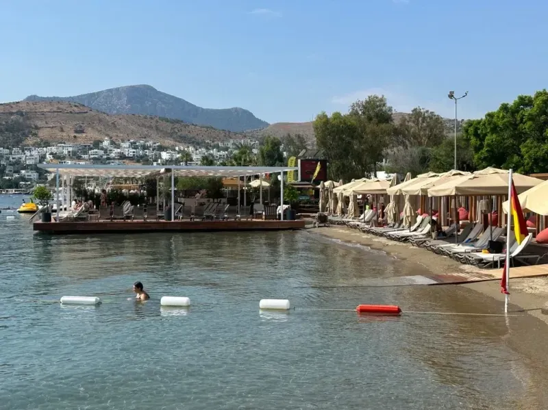 Gözde tatil mekanları hayalet şehirleri andırıyor.. Yüksek fiyatlar tatilcileri kaçırdı..