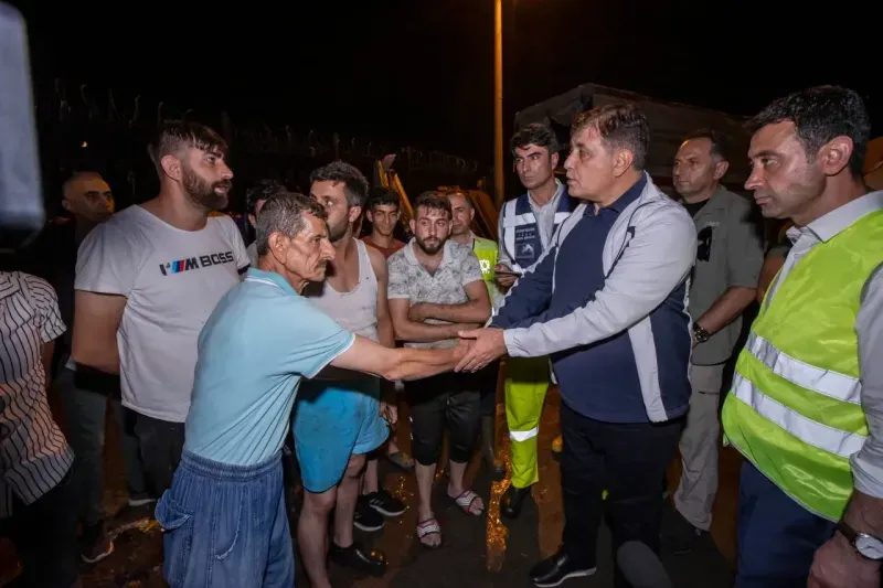 Başkan Cemil Tugay ekiplerle birlikte sahaya indi