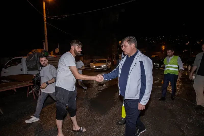 Başkan Cemil Tugay ekiplerle birlikte sahaya indi