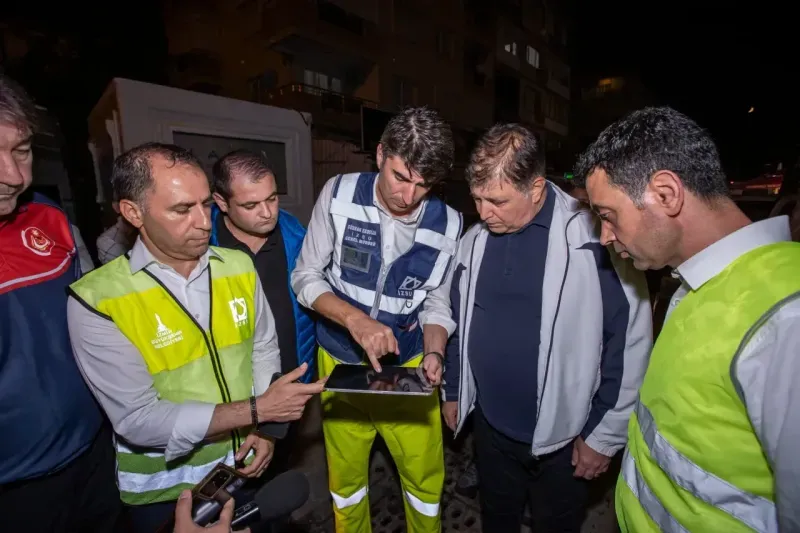 Başkan Cemil Tugay ekiplerle birlikte sahaya indi