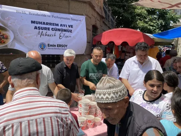 Havran Belediyesi’nin aşure hayrı yoğun ilgi gördü