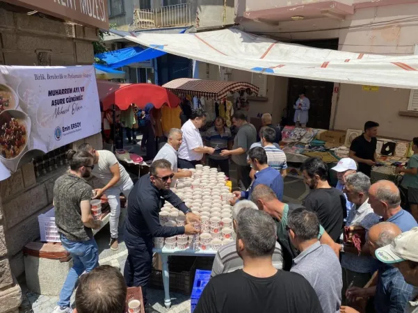 Havran Belediyesi’nin aşure hayrı yoğun ilgi gördü