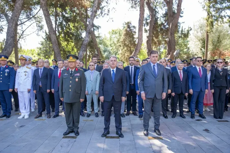 Başkan Tugay’dan şehitlerin kabrine karanfil