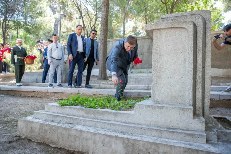 Başkan Tugay’dan şehitlerin kabrine karanfil