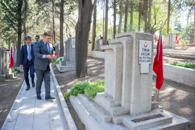 Başkan Tugay’dan şehitlerin kabrine karanfil