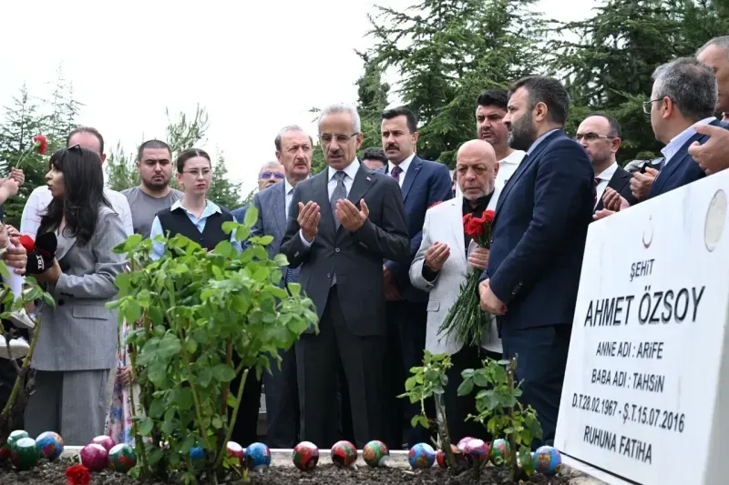 Bakan Uraloğlu: “Şehitlerimiz bilerek, isteyerek, sonunun nereye gideceğini anlayarak bir irade ortaya koymuşlardır”