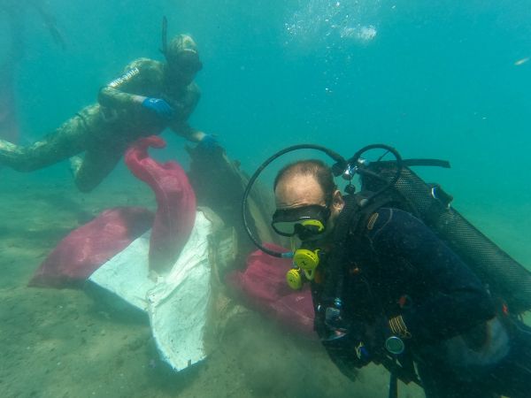 Deniz dibi temizliği Türkbükü sahilinde devam etti