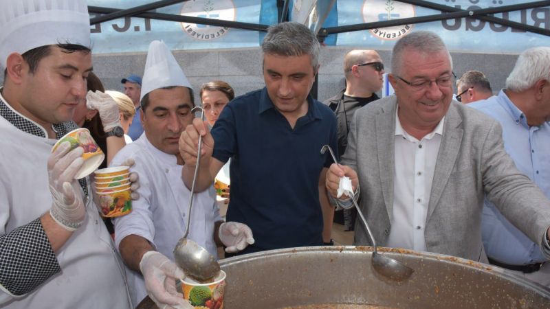 Edremit Belediyesi’nden aşure ikramı