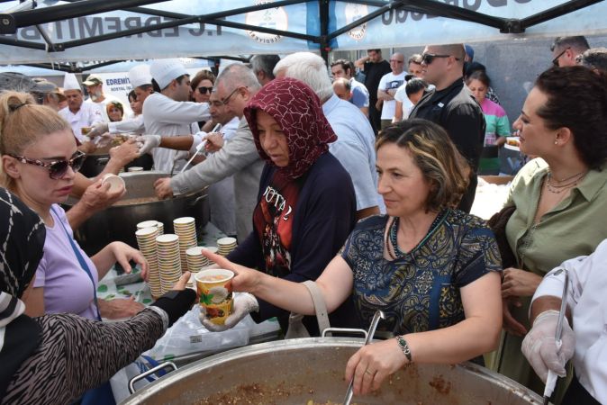 Edremit Belediyesi’nden aşure ikramı