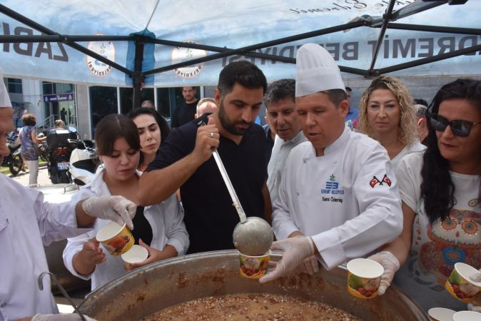 Edremit Belediyesi’nden aşure ikramı