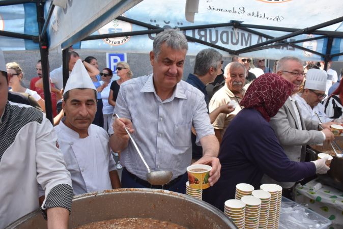 Edremit Belediyesi’nden aşure ikramı