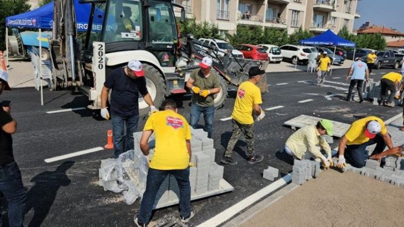 Sıcak asfalt Büyükşehirden, kaldırım döşemesi vatandaştan