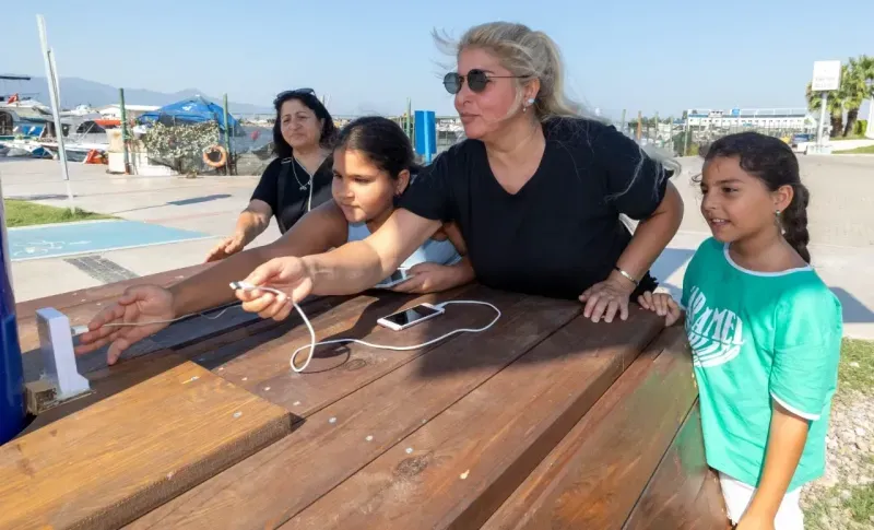 İzmir’de güneş ağaçları ile şarj dönemi başladı  