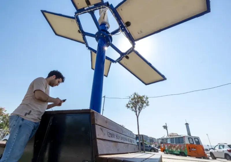 İzmir’de güneş ağaçları ile şarj dönemi başladı  