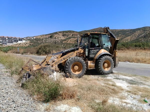 Efes Selçuk’ta moloz temizliği.. Büyükşehir ile ortak çalışmalar devam ediyor..