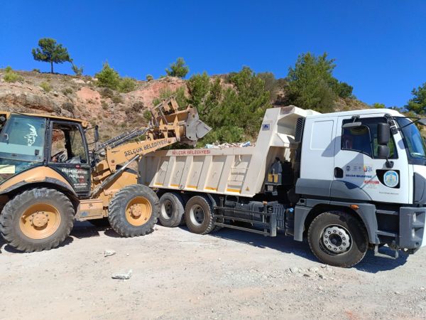 Efes Selçuk’ta moloz temizliği.. Büyükşehir ile ortak çalışmalar devam ediyor..