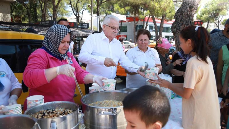 Burhaniye Belediyesi 3 bin kişiye aşure dağıttı