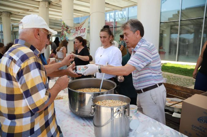 Burhaniye Belediyesi 3 bin kişiye aşure dağıttı