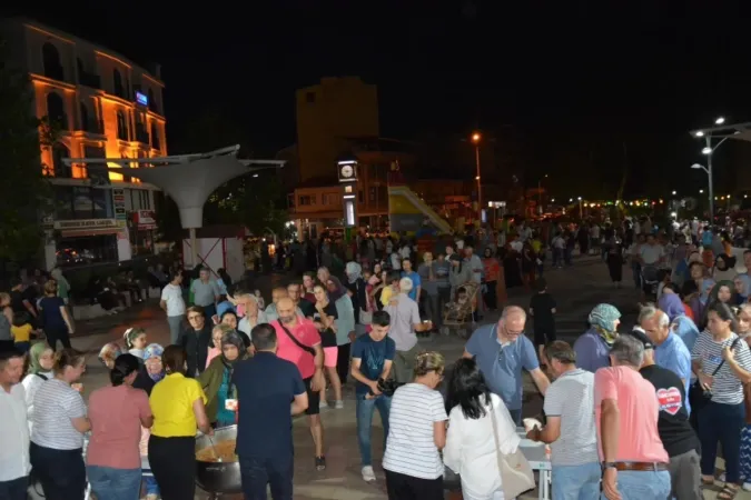 Sındırgı’da yüzlerce kişiye aşure dağıtıldı