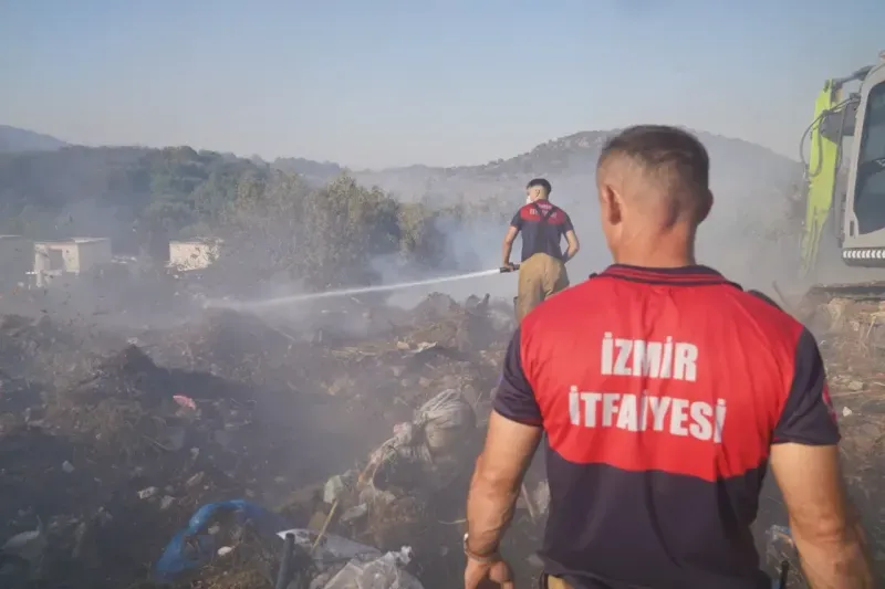 İzmir Urla'da çıkan yangına müdahaleler dört koldan sürüyor