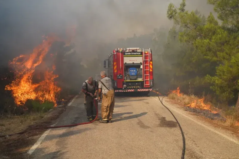 İzmir Urla'da çıkan yangına müdahaleler dört koldan sürüyor