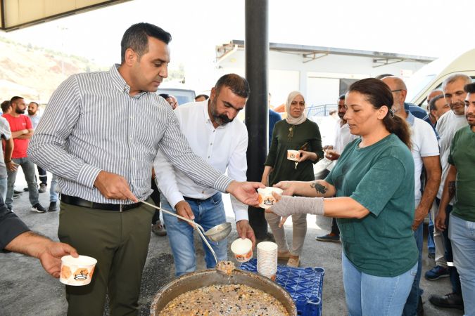 Başkan Yıldız’dan belediye personeline aşure ikramı